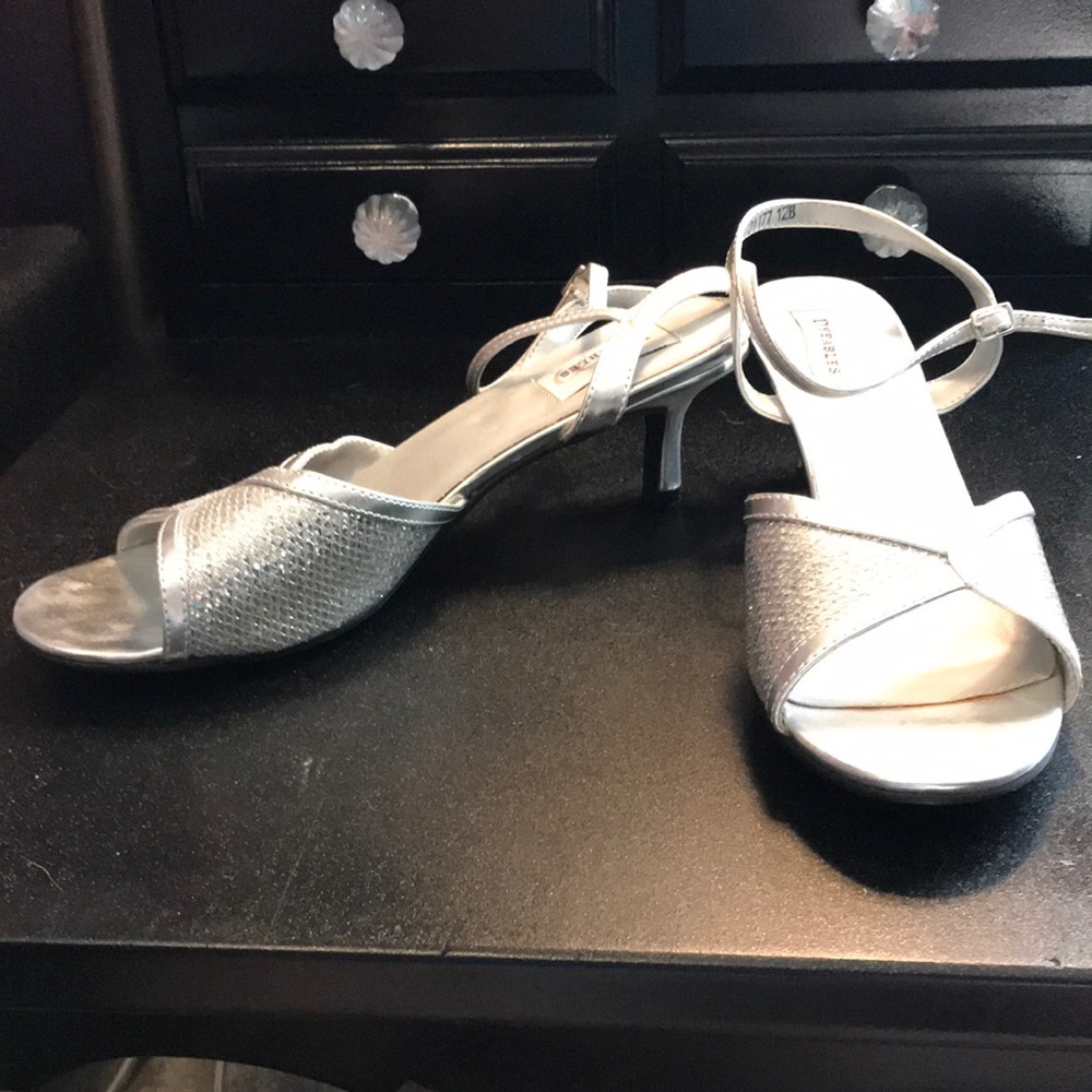Dyeables Silver Metallic 2” Strappy Heels 12 NWOT